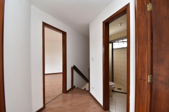 Corredor/Escadas de casa para alugar com 3 quartos, 130m² em Boa Vista, Curitiba