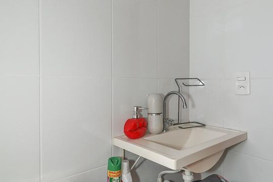 Banheiro de apartamento à venda com 2 quartos, 47m² em Morro Santana, Porto Alegre