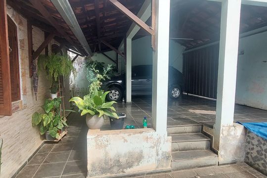 Casa à venda com 3 quartos, 200m² em Bom Jesus, Contagem