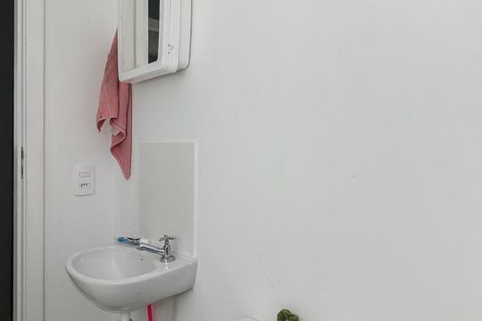 Banheiro de apartamento à venda com 2 quartos, 42m² em Rubem Berta, Porto Alegre