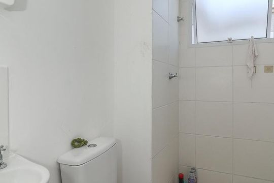 Banheiro de apartamento à venda com 2 quartos, 42m² em Rubem Berta, Porto Alegre