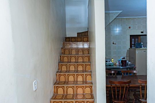 Escada de casa para alugar com 2 quartos, 110m² em Vila Serralheiro, São Paulo