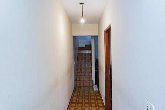 Corredor de casa para alugar com 2 quartos, 110m² em Vila Serralheiro, São Paulo