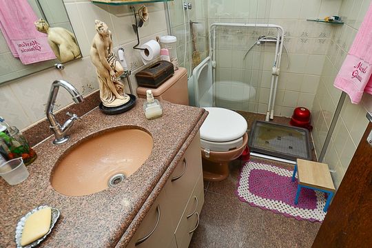 Banheiro de apartamento à venda com 2 quartos, 45m² em Sagrada Família, Belo Horizonte
