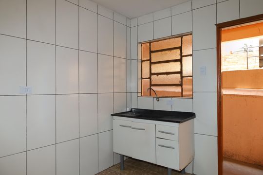 Cozinha de casa para alugar com 2 quartos, 60m² em Vila Carmosina, São Paulo
