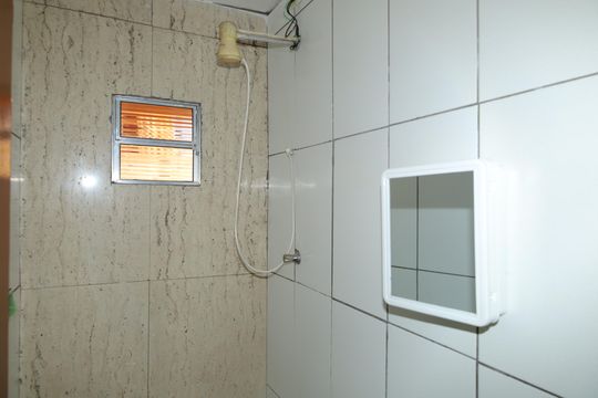 Banheiro de casa para alugar com 2 quartos, 60m² em Vila Carmosina, São Paulo