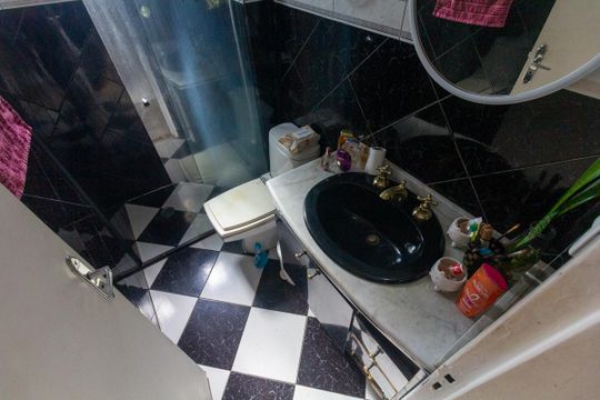 Banheiro de apartamento à venda com 2 quartos, 52m² em Vila Santana, São Paulo