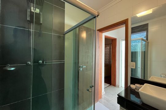 Banheiro de casa de condomínio para alugar com 5 quartos, 915m² em Jardim Sao Paulo Ii, Cotia