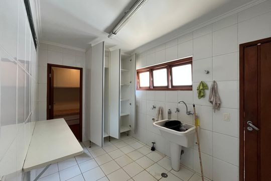 Área de serviço de casa de condomínio para alugar com 5 quartos, 915m² em Jardim Sao Paulo Ii, Cotia