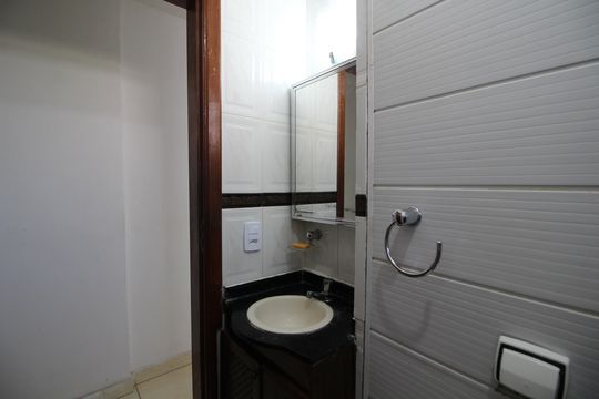 Banheiro de apartamento à venda com 2 quartos, 48m² em Camorim, Rio de Janeiro