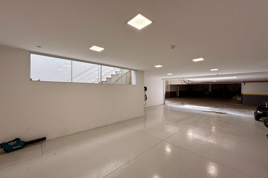 Garagem de casa de condomínio à venda com 3 quartos, 600m² em Granja Julieta, São Paulo