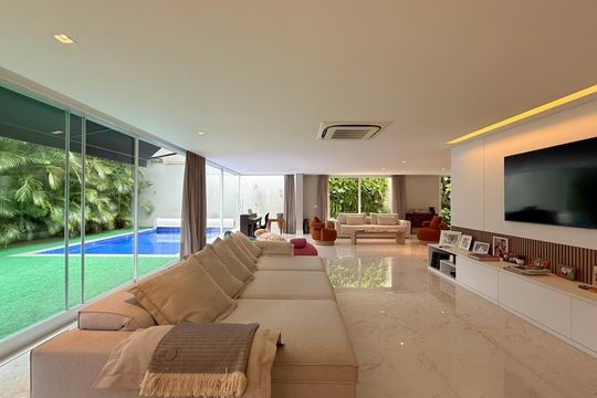 Sala  de casa de condomínio à venda com 3 quartos, 600m² em Granja Julieta, São Paulo