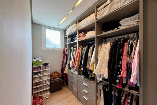Closet 2 Suíte 1 de casa de condomínio à venda com 3 quartos, 600m² em Granja Julieta, São Paulo