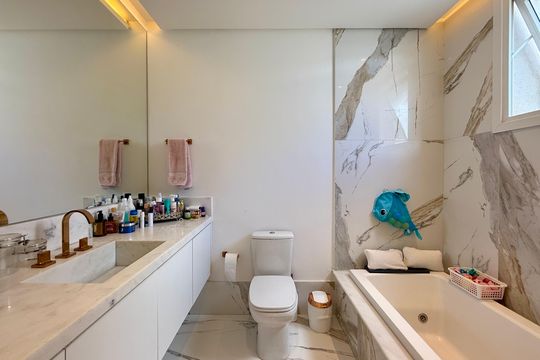 Banheiro 2 Suíte 1 de casa de condomínio à venda com 3 quartos, 600m² em Granja Julieta, São Paulo