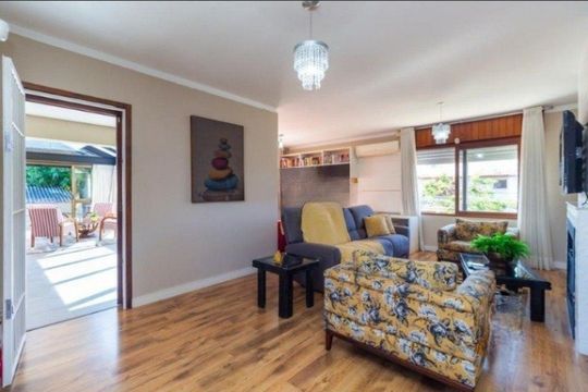 Sala de casa para alugar com 3 quartos, 380m² em Guarujá, Porto Alegre