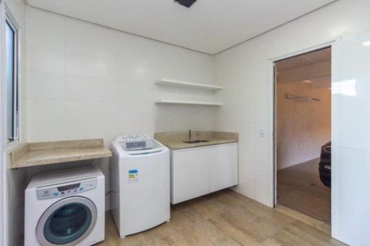 Área de Serviço de casa para alugar com 3 quartos, 380m² em Guarujá, Porto Alegre