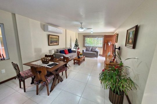 Casa à venda com 4 quartos, 227m² em Sapê, Niterói