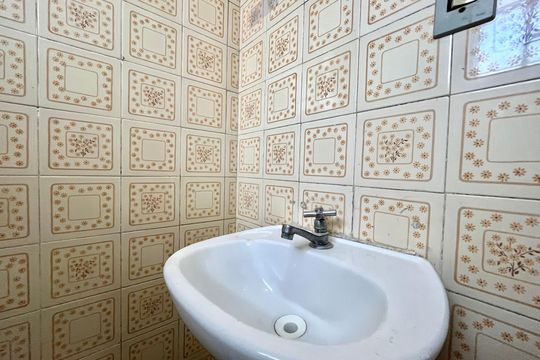 Banheiro de casa à venda com 2 quartos, 90m² em Jardim Itacolomi, São Paulo