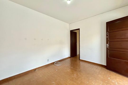 Sala de casa à venda com 2 quartos, 90m² em Jardim Itacolomi, São Paulo