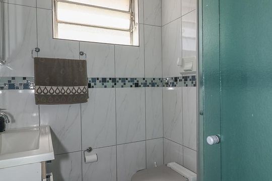 Banheiro de apartamento à venda com 1 quarto, 42m² em Jardim Dona Leopoldina, Porto Alegre