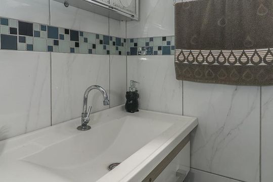 Banheiro de apartamento à venda com 1 quarto, 42m² em Jardim Dona Leopoldina, Porto Alegre