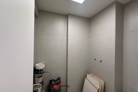 Banheiro de serviço de apartamento à venda com 3 quartos, 90m² em Jardim Tupanci, Barueri