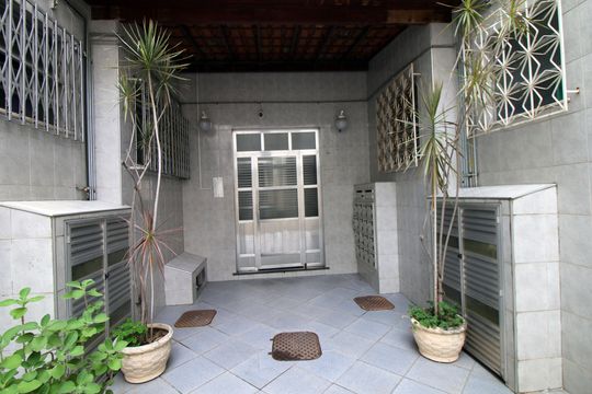 Fachada e portaria de apartamento à venda com 2 quartos, 96m² em Olaria, Rio de Janeiro