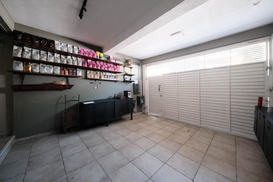 Garagem de casa à venda com 2 quartos, 244m² em Vila Marieta, São Paulo