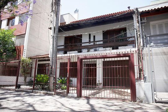 Fachada de casa à venda com 3 quartos, 250m² em Menino Deus, Porto Alegre