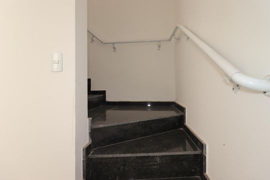 Escada de apartamento à venda com 2 quartos, 86m² em Vila Linda, Santo André