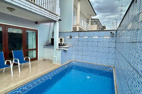 Casa para alugar com 4 quartos, 253m² em Jardim Virginia Bianca, São Paulo