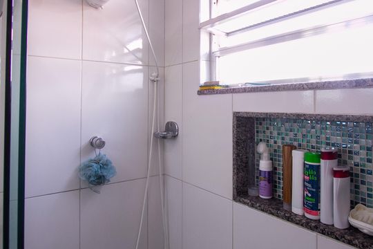 Banheiro de apartamento para alugar com 2 quartos, 56m² em Porto da Pedra, São Gonçalo