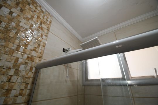 Banheiro de kitnet/studio à venda com 1 quarto, 44m² em Cambuí, Campinas