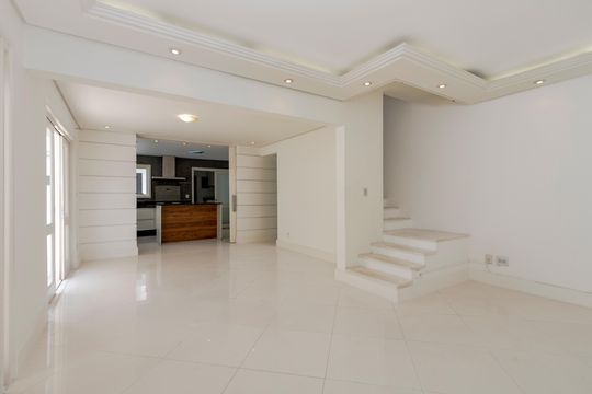 Sala de casa à venda com 3 quartos, 230m² em Vila Cordeiro, São Paulo