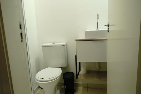 Banheiro social de kitnet/studio à venda com 1 quarto, 35m² em Vila Granada, São Paulo