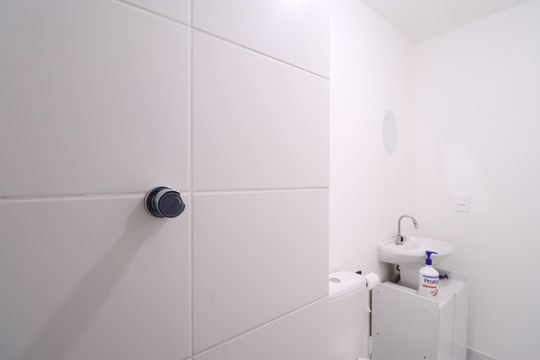 Banheiro de apartamento à venda com 1 quarto, 28m² em Várzea da Barra Funda, São Paulo