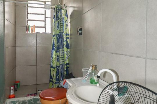 Banheiro de apartamento à venda com 1 quarto, 57m² em Rubem Berta, Porto Alegre