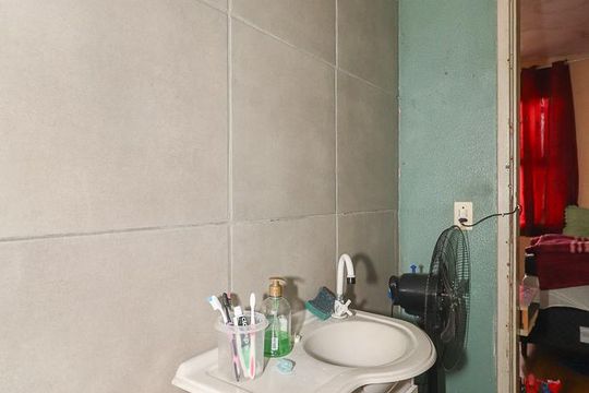 Banheiro de apartamento à venda com 1 quarto, 57m² em Rubem Berta, Porto Alegre
