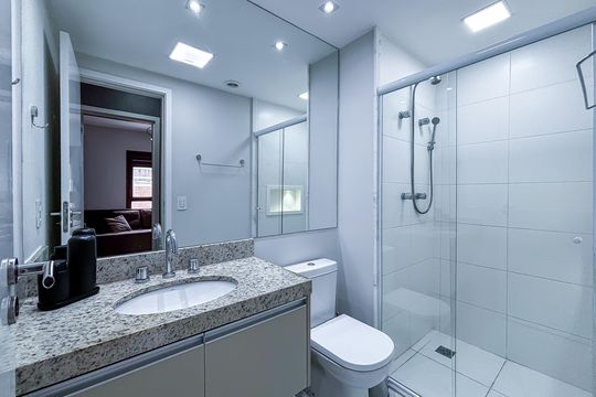 Banheiro de apartamento para alugar com 2 quartos, 74m² em Pinheiros, São Paulo