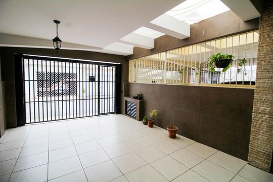 Garagem de casa à venda com 4 quartos, 120m² em Vila Gomes Cardim, São Paulo
