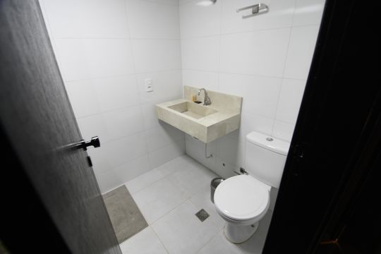 Banheiro de apartamento à venda com 1 quarto, 40m² em Centro, Campinas