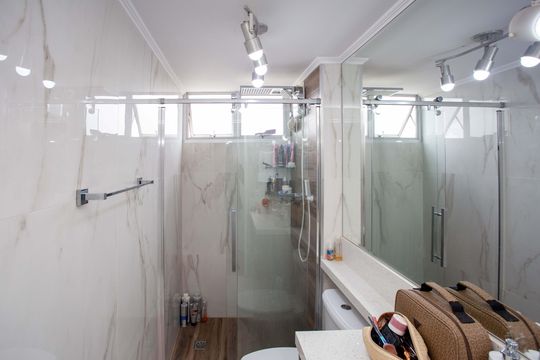 Banheiro de apartamento à venda com 2 quartos, 55m² em Taboão, Diadema