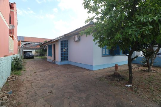 Área externa de casa à venda com 2 quartos, 97m² em Fátima, Canoas