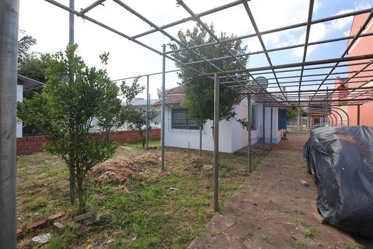 Área externa de casa à venda com 2 quartos, 97m² em Fátima, Canoas