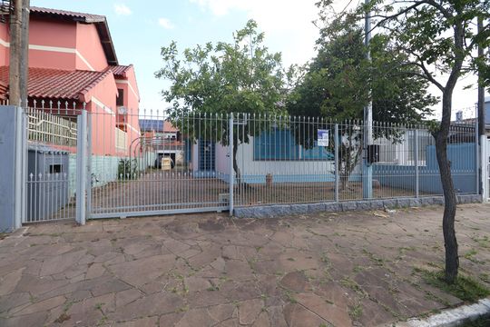 Fachada de casa à venda com 2 quartos, 97m² em Fátima, Canoas