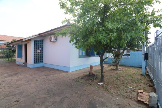 Área externa de casa à venda com 2 quartos, 97m² em Fátima, Canoas