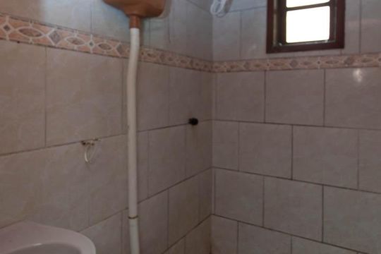 Banheiro de casa à venda com 2 quartos, 75m² em Hípica, Porto Alegre