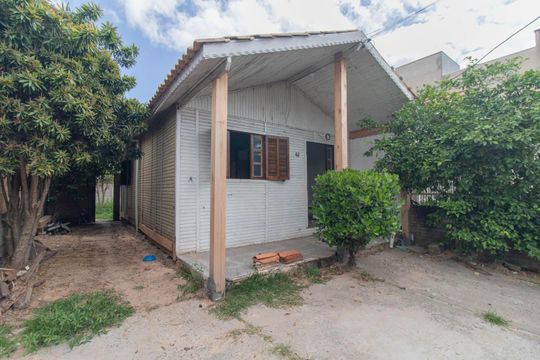 Fachada de casa à venda com 2 quartos, 75m² em Hípica, Porto Alegre