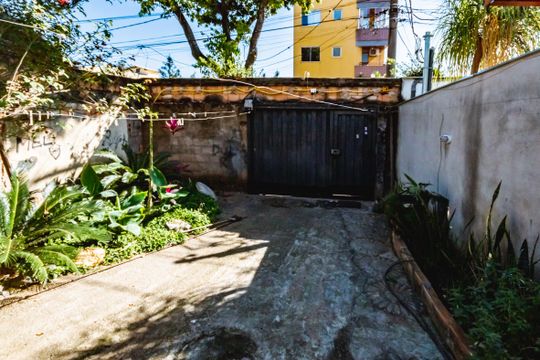 Área externa de casa à venda com 3 quartos, 180m² em Floramar, Belo Horizonte