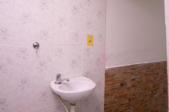 Banheiro da Suíte de casa para alugar com 1 quarto, 60m² em Paraíso, São Gonçalo